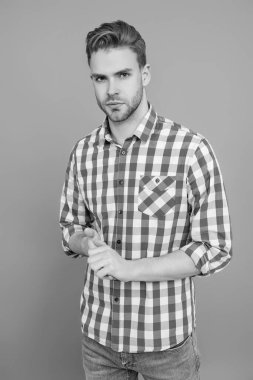 Şık bir erkek portresi. Sıradan bir adam. Adamın şık bir saç kesimi var. Moda saç stili olan bir adam. Sıradan bir portre. Milenyum portresi. Genç milenyum adamı Griler 'de izole edilmiş. Minimalist moda.