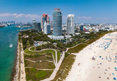 Turkuaz suları olan Miami plajı. Kumlu sahil şeridi ve dalgaların havadan görünüşü. Kumsallı tropik Miami sahnesi. Güney Miami Okyanusu