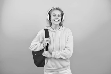 Öğrenci kız okul çantasını tutuyor. Okula dönelim. Bilgi toplama günü. Bilgi ve eğitim. Öğrenci hayatı. Genç bir kız mavi üzerine izole edilmiş. 1 Eylül. Üniversitede eğitim. Öğrenci başarısı.