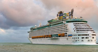 Miami, Florida, ABD - 16 Aralık 2024: Deniz Gezisi Gezisi Gezisi Gezisi. Yaz tatilinde gemi turu. Royal Karayipler Uluslararası yolcu gemisi. Gemi turu. Gemi port 'tan ayrılıyor.