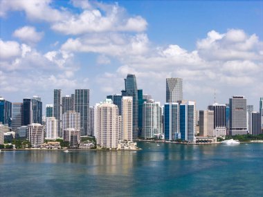 Brickell gökdelenlerinin insansız hava aracı görüntüsü. Miami şehir merkezinden Brickell şehri. Panoramik Miami Brickell silueti kıyı şeridinin üzerinde. Miami 'deki Brickell Key hava görüntüsü. Miami 'nin manzarası