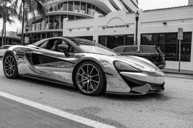 Miami Beach, Florida USA - 10 Haziran 2024: 2019 McLaren 570 's Performance at Miami Beach. İnci rengi McLaren 570 S Performans