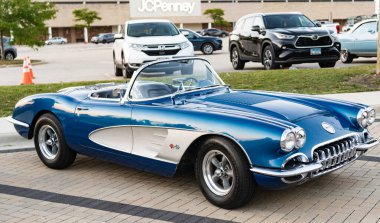 Park Ridge, Illinois, ABD - 22 Ağustos 2024: 1958 Chevrolet Corvette C1 retro araba. Chevrolet Corvette C1 'in üstü açık arabası. Chevy Corvette. Dönüştürülebilir araba otomobil fuarında park edilmiş, köşe manzaralı..