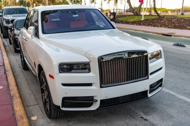 Miami, Florida, ABD - 08 Nisan 2025: Car Rolls Royce Cullinan açık havada park etti. Beyaz araba, yan köşe manzaralı. 2023 Rolls Royce Cullinan lüks SUV arabası. Lüks SUV arabası Rolls Royce Cullinan.
