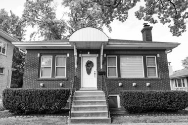 Mahallede mülk. Gelişmiş bölgede ikamet eden bir ev. Emlak sigortası ve gayrimenkul. Banliyö mahallesi. Özel mülk. Ev sigortası. Şehir konutları.