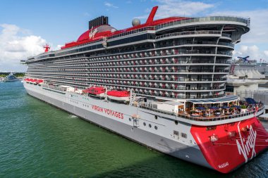 Miami, Florida, ABD - 3 Kasım 2024: Valiant Lady Cruise Gemisi Yolculuğu. Yaz tatili için gemi turu. Bakire Yolculukları ve Bain Capital. Gemi turu ve deniz seyahati. Seyahat acentası turu.