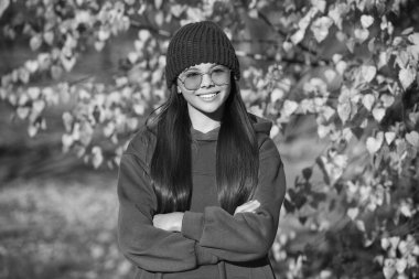 Sonbahar tarzı için kıyafet. Sonbahar açık havada. Sonbahar tarzında bir kız. Genç kız güneş gözlüğü takıyor. Sonbahar moda kızı. Moda ve şık bir genç kız. Gençler için sonbahar modası. Eylül rutini.