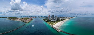 South Beach sahil şeridinin havadan görüntüsü. Tropikal mavi sularla kaplı Miami silueti. Miami gökdelenlerinin üzerindeki panorama. Miami, Florida kıyısı şehir manzarası. Iconic Güney Florida seyahat noktası