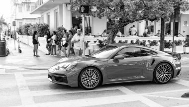 Miami Beach, Florida USA - 6 Haziran 2024: Porsche 911 Turbo S Miami Beach Ocean Drive 'da. Miami 'de mavi Porsche 911 Turbo S. yan görünüm