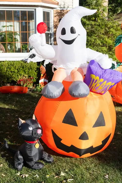 Cadılar Bayramı şişme dekorasyonu açık havada. Mutlu Cadılar Bayramı. Ürkütücü balkabağı ve hayalet. Ölüm günü. Ölü Cadılar Bayramı kabağı. Şeker mi şaka mı? Cadılar Bayramı 'nın tüm bayramlarını kutlayın. Tüm Cadılar Bayramı. 31 Ekim.