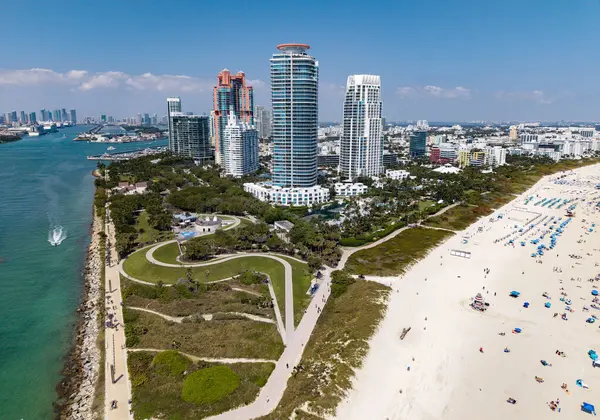 Turkuaz suları olan Miami plajı. Kumlu sahil şeridi ve dalgaların havadan görünüşü. Kumsallı tropik Miami sahnesi. Güney Miami Okyanusu