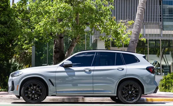 Miami, Florida, ABD - 13 Nisan 2025: beyaz araba, yan görüş. 2022 BMW X3 xDrive30i arabası. Lüks araba BMW X3 xDrive30i. Araba BMW X3 xDrive30i dışarı park edilmiş..