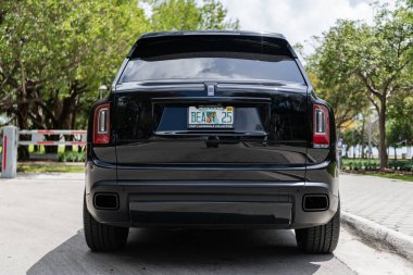 Miami, Florida, ABD - 08 Nisan 2025: Car Rolls-Royce Cullinan Black Rozeti dışarıda park halinde. Siyah araba, nadir bir manzara. 2023 Rolls Royce Cullinan lüks SUV arabası. Lüks SUV arabası Rolls Royce Cullinan.