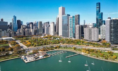 Sonbahar şehri parkı olan şehir manzarası. Chicago şehir manzarası gökyüzü mimarisi. Gökdelen manzarası. Chicago şehir marinası. Chicago şehir merkezi ve marina silueti. Sonbahar şehri manzarası. Hava görünümü.