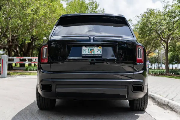 Miami, Florida, ABD - 08 Nisan 2025: Car Rolls-Royce Cullinan Black Rozeti dışarıda park halinde. Siyah araba, nadir bir manzara. 2023 Rolls Royce Cullinan lüks SUV arabası. Lüks SUV arabası Rolls Royce Cullinan.