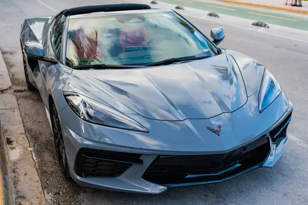 Miami, Florida, ABD - 4 Nisan 2025: gri mavi Chevy spor araba, üst manzara. 2024 Chevrolet Corvette üstü açık spor araba. Spor araba Chevrolet Corvette. Chevrolet Corvette dışarıda park halinde..