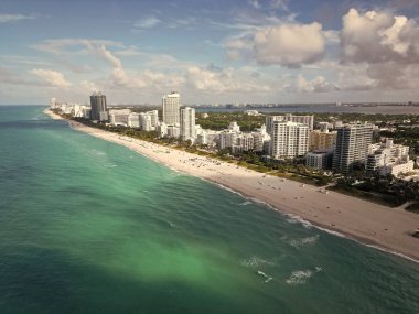 Miami güney sahili hava manzaralı. Deniz sahili kıyısı ve kıyı şeridi. Miami, Florida 'da yaz tatili. Sahilde deniz tatili. Marina manzaralı. Turkuaz sular. Plaj tatili Miami kıyıları..