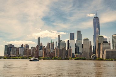 Manhattan güzel silueti, New York, Birleşik Devletler. New York City, Manhattan Skyline ile Hudson Nehri üzerinde, New York City, ABD New York şehrinin Manhattan şehir merkezindeki ufuk çizgisi