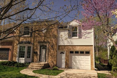 Banliyö kır evi mimarisi. Modern banliyö evi. Açık alanda bir apartman. Mahalledeki banliyö yazlık evi. Kenar mahallelerde garajı olan bir ev..