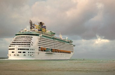 Gemi seyahati. Yaz tatilinde yolcu gemisine bakın. Denizde seyahat et. Yolcu gemisinde tatil. Lüks yolcu gemisi. Gemi limandan ayrılıyor. Deniz gezisi. Seyahat ve seyahat. Boşluğu kopyala.