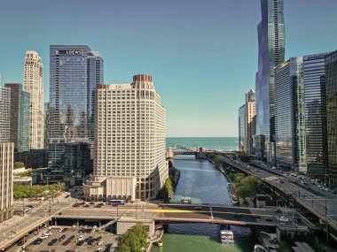 Chicago, ABD - 08 Ekim 2024: Gökdelen binalı şehir manzarası. Şehir merkezi mimarisi. ABD şehrinin gökdelen mimarisi. Şehir manzarası. Chicago şehir merkezi, Chicago nehri manzarası. Rüzgarlı Şehir.