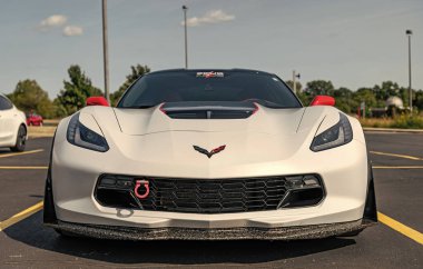 Chicago, Illinois, ABD - 08 Eylül 2024: Chevrolet Corvette C7 Chevy spor araba, ön görüş. Chevy spor araba. Chevrolet Corvette C7 arabası. Chicago 'da Chevrolet Corvette C7