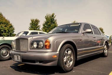 Chicago, Illinois, ABD - 08 Eylül 2024 Bentley Arnage Birkin klasik araç, köşe manzaralı. Klasik bir araba. Klasik Bentley Arnage Birkin arabası. Bentley Arnage Birkin Chicago 'da