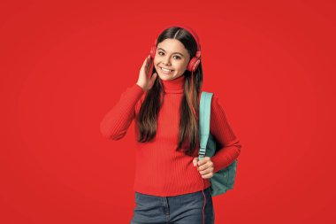 Lise eğitimi. Eearning yoluyla bilgi. Genç kız sırt çantası taşıyor. Okula dönelim. Bilgi toplama günü. Eğitim kavramı. Kırmızıda izole edilmiş genç kız öğrenci. 1 Eylül. Çevrimiçi dersler.