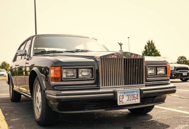 Chicago, Illinois, ABD - 08 Eylül 2024 Rolls Royce Silver Spirit aracı, köşe manzaralı. Retro klasik araba. Rolls Royce Silver Spur arabası. Rolls Royce Silver Spirit Chicago 'da