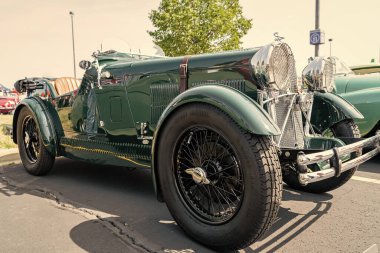 Chicago, Illinois, ABD - 08 Eylül 2024: Wolseley Hornet Roadster iki koltuklu spor üstü açık spor araba, köşe manzaralı. Retro spor araba yeşil renk. Üstü açık Wolseley Hornet arabası. Chicago 'da Wolseley Hornet