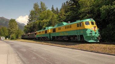 Skagway, Alaska, ABD - 07 Temmuz 2019: Demiryolu treni. Tren istasyonunda. Alaska 'da Yukon gezisi. Sahne Beyaz Geçidi Yukon Demiryolu, Skagway. Beyaz Geçit ve Yukon Demiryolu Treni.