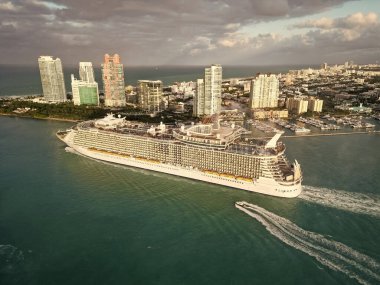 Gemi Miami sahil limanından ayrılıyor. Gemi seyahati. Tatildeki yolcu gemisinin manzarası. Gemi seyahati ve deniz seyahati. Kocaman bir yolcu gemisi. Miami Limanı.