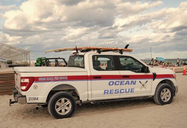 Miami, Florida, ABD - 16 Kasım 2024: Ford itfaiye aracı. Miami plajında yangın kurtarma. İtfaiye arabası dışarıda. İtfaiye aracı, yan görüş. İtfaiye arabası. Miami İtfaiye Departmanı 'ndan..