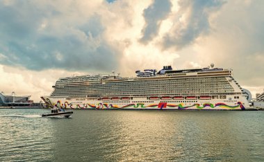 Miami, Florida, ABD - 4 Kasım 2024: Norveçli tekrar. Gemi seyahati. Yaz tatilinde gemi turu. Gemi seyahati ve deniz seyahati. Lüks yolcu gemisi. Deniz gezisi.