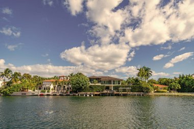 Lüks liman evi. Otel binası. Konut mimarisi. Modern bina. Panoramik rıhtım şehrinde bir apartman dairesi. Rıhtım manzaralı bir ev. Yazın tatil binası.