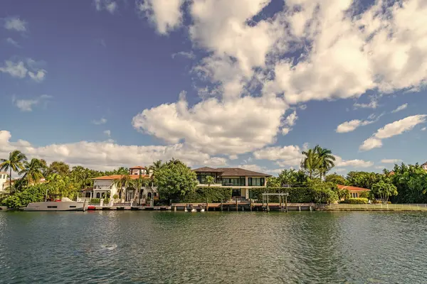 Lüks liman evi. Otel binası. Konut mimarisi. Modern bina. Panoramik rıhtım şehrinde bir apartman dairesi. Rıhtım manzaralı bir ev. Yazın tatil binası.