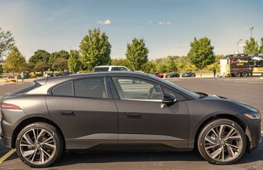 Chicago, Illinois, ABD - 08 Eylül 2024: Jaguar I Pace 2024 elektrikli SUV aracı, ön görüş. Elektrikli araba. Elektrikli Jaguar I Pace arabası. Chicago 'da Jaguar I Pace
