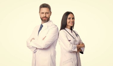 Beyaz önlüklü profesyonel doktor ve tıp kadını. İlaç ve sağlık sigortası. Hastanedeki doktor. Tıp alanında iki doktor. Steteskobu olan doktor beyaza izole edilmiş. İlköğretim doktoru.