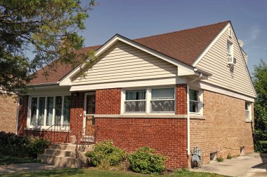 Banliyöde özel konutları var. Banliyö mahallesi. Özel aile mimarisi. Evin dış tarafı. Banliyö bölgesinde özel bir ev. Banliyö ev mimarisi. Konut gizliliği.