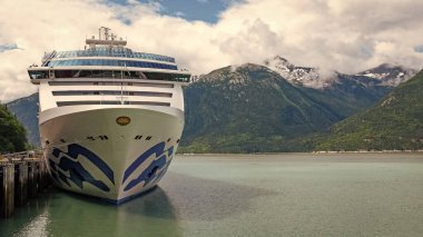 Skagway, Alaska, ABD - 23 Temmuz 2019: Alaska limanı ve yolcu gemisi. Seyahat turu. Seyahat güzergahı. Prenses 'in Ada Prensesi seyahati. Boşluğu kopyala.
