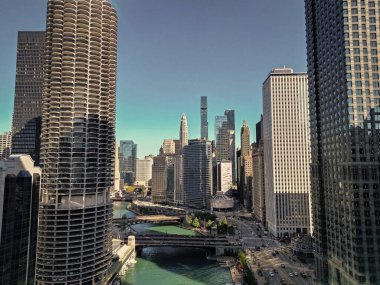 Chicago, ABD - 08 Ekim 2024: şehir merkezi mimarisi. ABD şehrinin gökdelen mimarisi. Şehir manzarası. Chicago şehir merkezi, Chicago nehri manzarası. Gökdelen binalı şehir manzarası. Kentsel su yolu.
