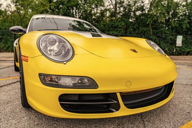 Chicago, Illinois - 29 Eylül 2024: Porsche 911 Carrera S sarı rengi. Porsche 911 Carrera Caddeye park etmiş.