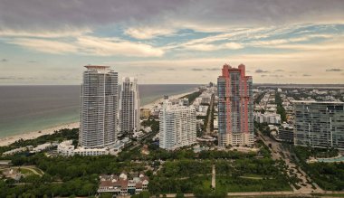 Miami 'nin güney sahili. South Beach 'teki şehir manzarası. Florida Panoraması. Miami 'nin gökdelen mimarisi. Miami Güney Sahili hava manzarası. Miami gökdelen mimarisinin havası.