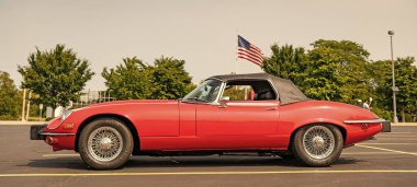 Chicago, Illinois, ABD - 08 Eylül 2024: Jaguar E Tipi 1974 üstü açık spor araba, yan görüş. Retro spor araba. Üstü açılır Jaguar E tipi araba. Chicago 'da Jaguar E Tipi