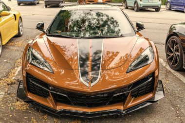 Chicago, Illinois - 29 Eylül 2024 Chevrolet Corvette Z06 LT siyah ve turuncu. Chevrolet Corvette Z06 Yolda