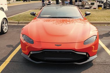 Chicago, Illinois, ABD - 08 Eylül 2020 Aston Martin v8 Vantage coupe, ön manzara. Aston Martin V8 Vantage. Üstü açık Aston Martin V8 Vantage turuncu araba