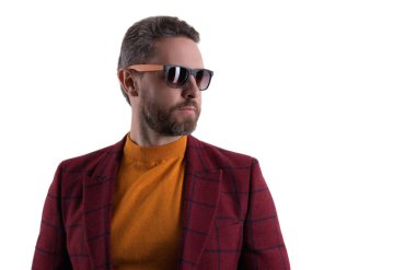 Beyaz tenli şık bir adam. Kendine güveni tam. Yakışıklı İspanyol adam modayı takip ediyor. Erkekler için moda. Ceket ve güneş gözlüğü takan kendinden emin bir iş adamı. Erkek modası. Boşluğu kopyala.