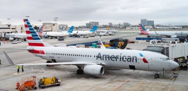 Miami, Florida, ABD - 29 Nisan 2025: kalkış ve varış terminali. Amerikan Havayolları. Amerikan Havayolları grup uçağı havaalanından kalkıyor. Havaalanı terminali. Uçak geliyor. Amerikan Havayolları..