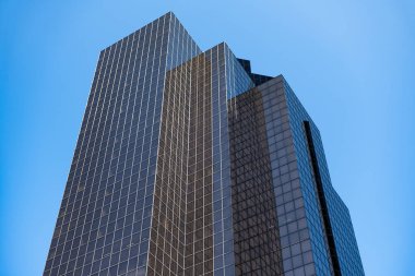 Mimari inşaat sektörü. Cam gökdelen. Şehir mimarisi. Ofis binasının mimarisi. Perspektif gökdeleni. Minimalist mimari. İş gökdeleni binası. Modern şehir.