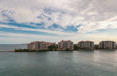 Kıyıdaki Miami Beach şehrinin havadan görüntüsü. Miami Beach silueti. Miami Sahili 'nin ünlü sahil şeridi manzarası. Miami sahilinin yukarısındaki İHA görüntüsü